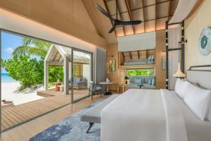 マレにあるJW Marriott Maldives Kaafu Atoll Island Resortのビーチの景色を望むベッドルーム1室(ベッド1台付)が備わります。 +37枚の写真