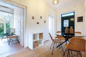 a dining room with a table and chairs and a fireplace at Chez Irene in Análipsis