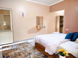 Un dormitorio con una cama grande y una ventana. en Moon homes - Downtown Cairo, en El Cairo 17 fotos más