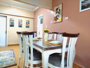 Un comedor con una mesa y algunas sillas. en Moon homes - Downtown Cairo, en El Cairo