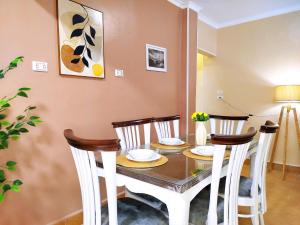 comedor con mesa y 4 sillas en Moon homes - Downtown Cairo, en El Cairo
