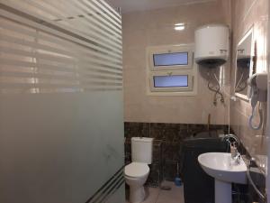un baño con inodoro y lavabo en Moon homes - Downtown Cairo, en El Cairo