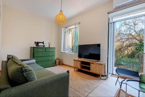 a living room with a couch and a television at Chez Irene in Análipsis