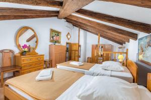 Postel nebo postele na pokoji v ubytování Apartments Lungomare Cres