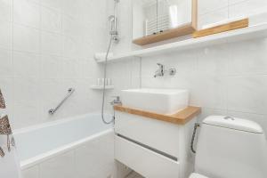 Kúpeľňa v ubytovaní Seaside & Park Apartments Gdańsk by Noclegi Renters