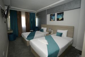 Letto o letti in una camera di Mar Charbel Hotel Cairo