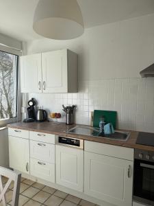 Η κουζίνα ή μικρή κουζίνα στο Spacious 3-Bed Apartment WiFi, Netflix, Self Check-in