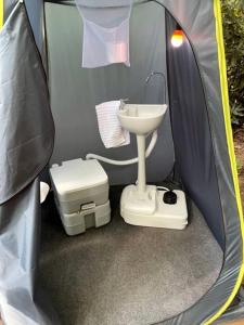布恩Treehouse Glamping in Boone, NC的帐篷内带水槽的浴室