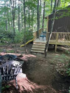 Treehouse Glamping in Boone, NC外面的花园