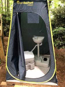 布恩Treehouse Glamping in Boone, NC的带有水槽和厕所的帐篷