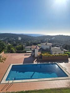 ein Swimmingpool auf einem Haus in der Unterkunft Villa BelleVue in Platja  d'Aro