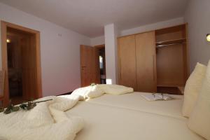 A bed or beds in a room at Apart Bergkristall