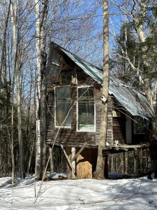 Into the Woods: Discover Our Charming Rustic Treehouse in Dorchester, NH durante el invierno