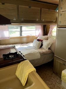 Voodi või voodid majutusasutuse Unique Vacations at this Wonderful Vintage Caravan in Franklin, North Carolina toas