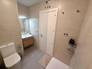 a bathroom with a toilet and a sink at Rincon de Ensueño en Marquesado in Madrid