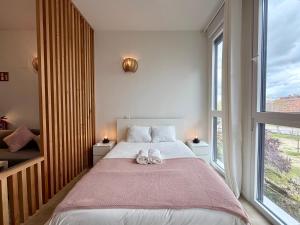 a bedroom with a large bed with two shoes on it at Rincon de Ensueño en Marquesado in Madrid