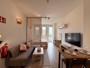 a living room with a couch and a table at Rincon de Ensueño en Marquesado in Madrid
