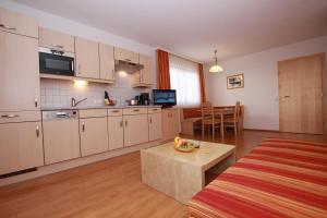 A kitchen or kitchenette at Apart Bergkristall