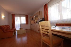 A kitchen or kitchenette at Apart Bergkristall