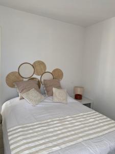 ein Schlafzimmer mit einem weißen Bett mit Kissen in der Unterkunft A LAVANDA Maison BONIFACIO in Bonifacio + 13 Fotos