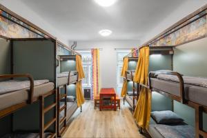 Palanda nebo palandy na pokoji v ubytování Hostel Elf