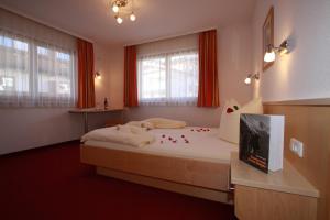 A bed or beds in a room at Apart Bergkristall