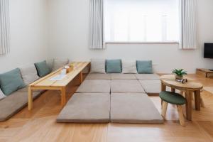 Posezení v ubytování shimagumi house 海のそばの小さな貸切り宿