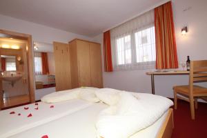 A bed or beds in a room at Apart Bergkristall