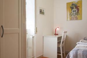 チェゼーナにあるLa Tana del Grillo Parlanteのベッドルーム(デスク、テーブル、椅子付)