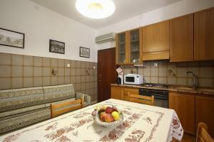 チェゼーナにあるLa Tana del Grillo Parlanteのキッチン(テーブル、フルーツボウル付) +3枚の写真