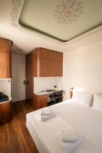 een hotelkamer met een bed en een bureau bij Bouquet Luxury Rooms in Chania