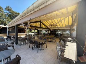 Mobil home Capbreton餐厅或其他用餐的地方