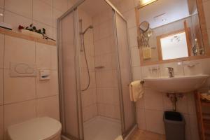 A bathroom at Apart Bergkristall