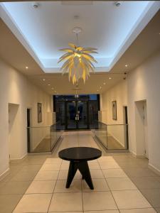 une salle à manger avec une table et un plafond dans l'établissement Cozy Luxury Apartment In The Heart Of Slough -The Bethel Suite, à Slough