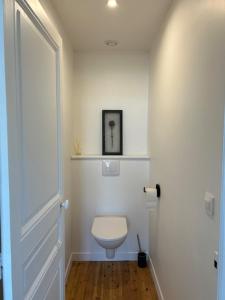 Habitación con baño blanco con aseo. en La Maison Ker Alinec, en Paimpol 16 fotos más