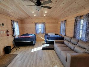 Postel nebo postele na pokoji v ubytování Private Pet-Friendly Cabins with Fire Pit for Nature Escapes in Clear Spring, Maryland, for Memorable Family Glamping Trips