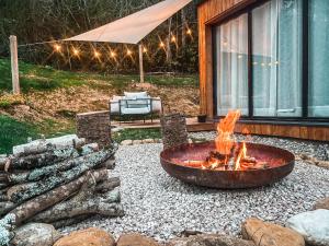 LasseubeChalet insolite - SPA - Vue Pyrénées - Brasero的房屋旁院子的火坑