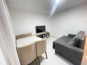 a living room with a couch and a table at Casa Ampla e Climatizada - Smart TV e Pet Friendly in Feira de Santana