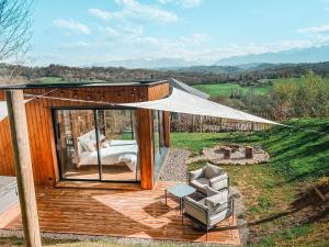 LasseubeChalet insolite - SPA - Vue Pyrénées - Brasero的帐篷内的卧室,配有一张床和椅子