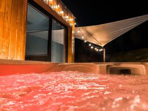 Chalet insolite - SPA - Vue Pyrénées - Brasero内部或周边的泳池