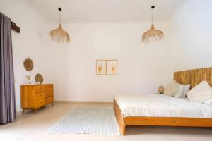 En eller flere senge i et værelse på Villa Canggu + 24 billeder