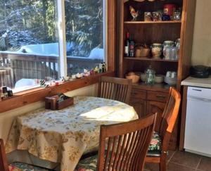 Köök või kööginurk majutusasutuses Cozy Forest Cabin for Eight Guests near Olympic National Park in Washington