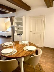 a wooden table in a room with a bedroom at Großzügiges 1 Zimmer-Apartment mit Badewanne in Pirna +14 photos