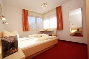 A bed or beds in a room at Apart Bergkristall