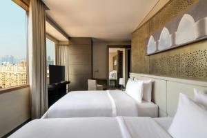Una cama o camas en una habitación de The Westin Doha Hotel & Spa