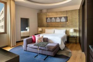 Una cama o camas en una habitación de The Westin Doha Hotel & Spa