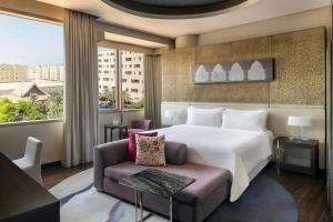 Una cama o camas en una habitación de The Westin Doha Hotel & Spa