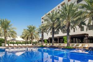 La alberca dentro o cerca de The Westin Doha Hotel & Spa