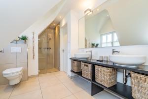 a bathroom with two sinks and a shower at Anker Hus in Westerland (Sylt)