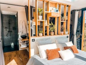 Chalet insolite - SPA - Vue Pyrénées - Brasero客房内的一张或多张床位